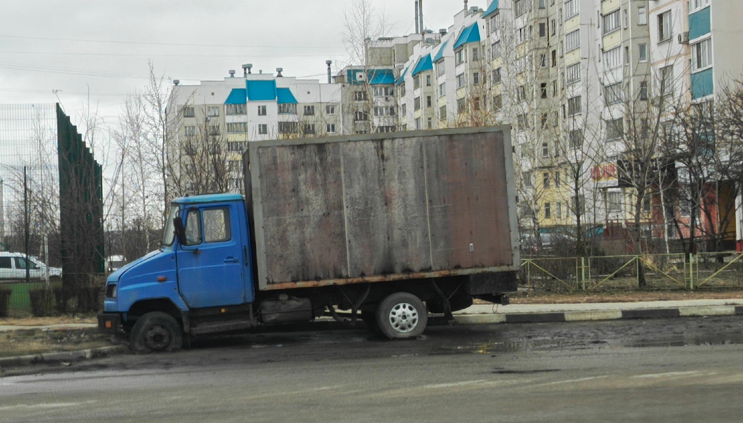 Орловцы просят власть оградить дворы многоэтажек от подозрительных  автомобилей на парковках - Новости Орла и Орловской области Орелтаймс