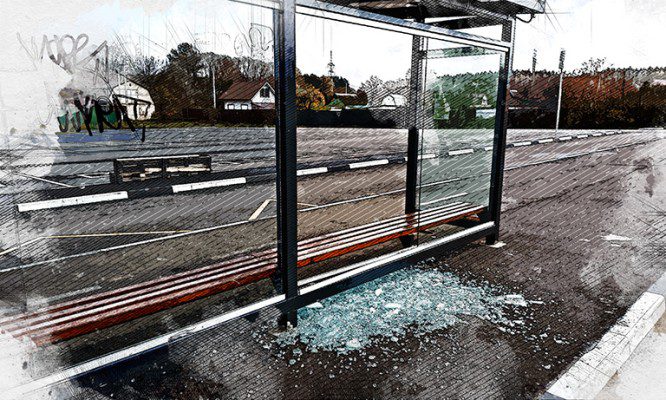 В Орле вандалы разгромили новый остановочный павильон на Светлой жизни