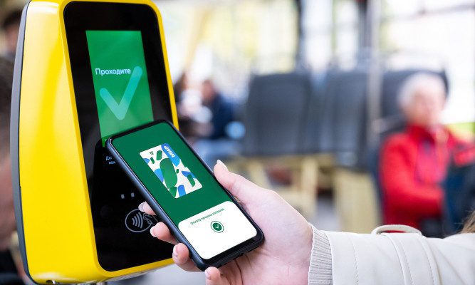 Орловцы сэкономили более 3,3 млн рублей при оплате проезда картой «Мир», загруженной в смартфон