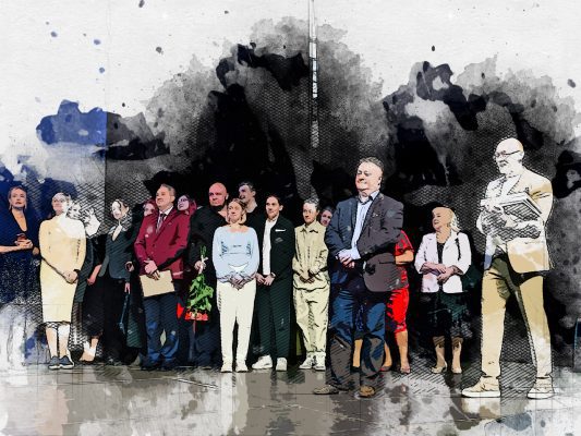 Режиссёр Григорьев на премьере  «ГостиШКИ» получил личный подарок от Парахина