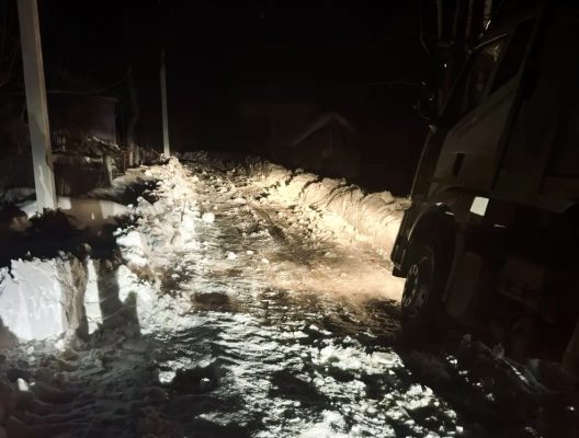 Экипаж мусоровоза во Мценском районе провел 8 часов в снежном плену из-за отсутствия противогололёдной обработки