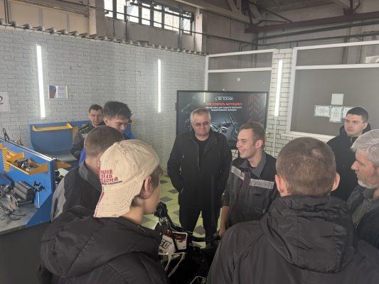Специалисты Орловского мотозавода показали студентам сборку мотоцикла