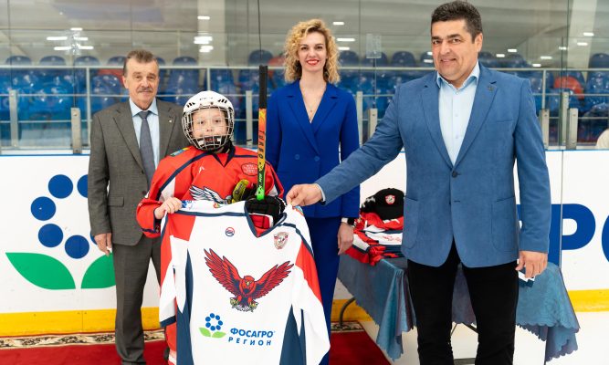 «ФосАгро-Орел» экипировала юных хоккеистов перед региональным турниром