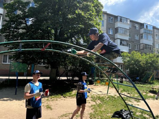 Активисты ЛДПР привели в порядок дворы на Наугорке в Орле