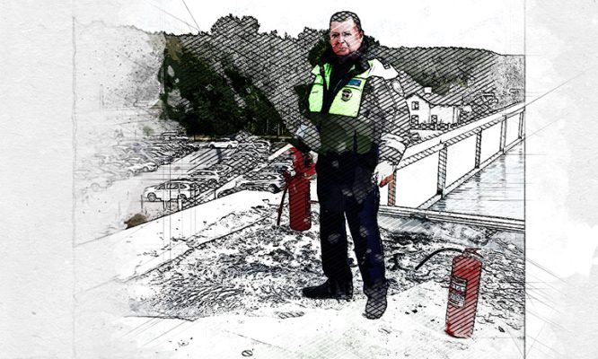 Полицейские в Орле ликвидировали возгорание на крыше автосалона